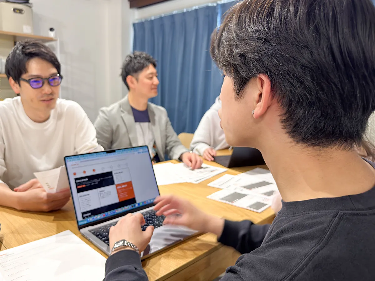 チームで学び合う研修風景